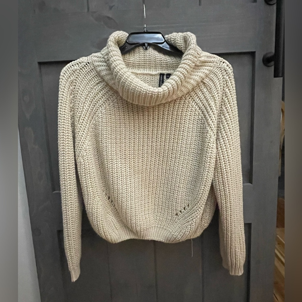 Crew cowl neck slouchy cropped sweater 
Cream Cable knit 
Women’s Large